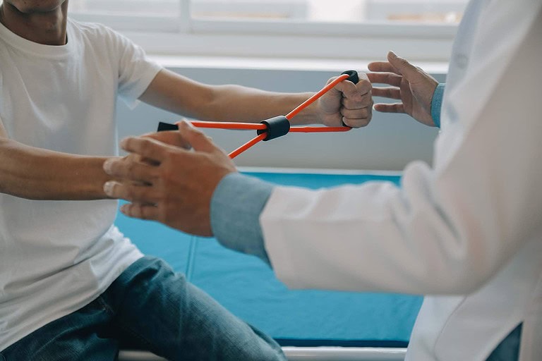 Spezialtherapie bei Handverletzungen: Die Kombination aus Ergotherapie und Physiotherapie