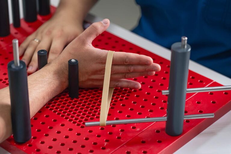 Individueller Schienenbau und Physiotherapie: Maßgeschneiderte Lösungen für Handverletzungen und chronische Schmerzen