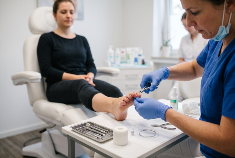 Podologie: Wann eine Nagelspangenbehandlung bei eingewachsenen Nägeln sinnvoll ist
